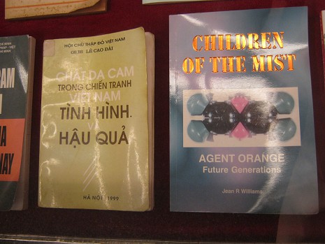 B�chersammlung zum
                              Vietnamkrieg und Agent Orange 04