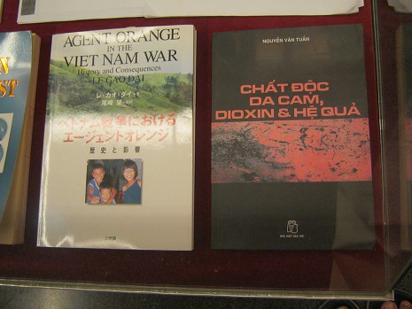 B�chersammlung zum
                              Vietnamkrieg und Agent Orange 05