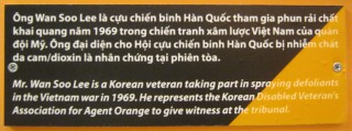 Der
                              s�dkoreanische Vertreter der
                              Agent-Orange-Opfer in S�dkorea am
                              Internationalen Volkstribunal zur
                              Unterst�tzung vietnamesischer
                              Agent-Orange-Opfer, 15.-18. Mai 2009 in
                              Paris, Text Herr Wan Soo Lee ist ein
                              [s�d]-koreanischer Veteran, der bei
                              Sprayaktionen zur Entlaubung im
                              Vietnamkrieg 1969 teilgenommen hat. Er
                              vertritt die [s�d]-koreanische
                              Gesellschaft behinderter Veteranen durch
                              Agent Orange und pr�sentiert hier dem
                              Tribunal seinen Bericht.