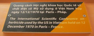 Die
                              Agent-Orange-Konferenz, das Podium - der
                              Text: Die Internationale
                              Wissenschaftskonferenz �ber Herbizide, die
                              im Vietnamkrieg von der
                              "US"-Seite benutzt wurden, fand
                              am 12. Dezember 1970 in Paris in
                              Frankreich statt.