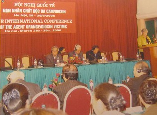 Agent-Orange-Konferenz in
                                          Hanoi 2006 01: Die
                                          Internationale
                                          Agent-Orange-Konferenz mit
                                          Dioxin-Opfern, abgehalten in
                                          Hanoi vom 28. bis 19. M�rz
                                          2006