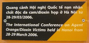 Agent-Orange-Konferenz in
                                        Hanoi 2006 01, Text: Die
                                        Internationale
                                        Agent-Orange-Konferenz mit
                                        Dioxin-Opfern, abgehalten in
                                        Hanoi vom 28. bis 19. M�rz 2006