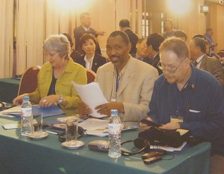 Agent-Orange-Konferenz in
                                      Hanoi 2006 02: Mrs. Joan Anne
                                      Duffy Newberry, Herr Ralph Steele,
                                      Herr Daniel J. Shea (erste Reihe
                                      von links),
                                      "amerikanische"
                                      Agent-Orange-Opfer, Veteranen des
                                      Vietnamkriegs, bei der
                                      Internationalen
                                      Agent-Orange-Konferenz mit
                                      Dioxin-Opfern, abgehalten in Hanoi
                                      vom 28. bis 29. M�rz 2006