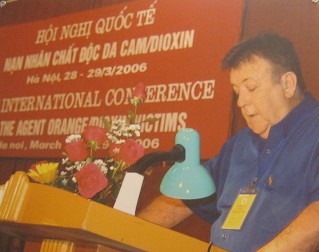 Internationale
                                      Agent-Orange-Konferenz in Hanoi
                                      2006 03: Herr Eric Giblett, ein
                                      australisches Agent-Orange-Opfer,
                                      ein Veteran des Vietnamkriegs, bei
                                      der Internationalen
                                      Agent-Orange-Konferenz mit
                                      Dioxin-Opfern vom 28.-29. M�rz
                                      2006