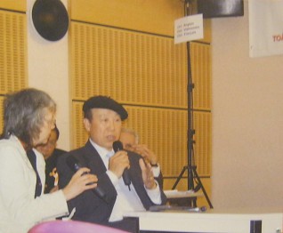 Der
                              s�dkoreanische Vertreter der
                              Agent-Orange-Opfer in S�dkorea am
                              Internationalen Volkstribunal zur
                              Unterst�tzung vietnamesischer
                              Agent-Orange-Opfer, 15.-18. Mai 2009 in
                              Paris: Herr Wan Soo Lee ist ein
                              [s�d]-koreanischer Veteran, der bei
                              Sprayaktionen zur Entlaubung im
                              Vietnamkrieg 1969 teilgenommen hat. Er
                              vertritt die [s�d]-koreanische
                              Gesellschaft behinderter Veteranen durch
                              Agent Orange und pr�sentiert hier dem
                              Tribunal seinen Bericht.