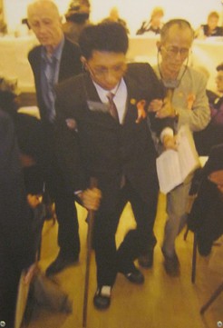 Pham The
                              Minh am Internationalen Volkstribunal f�r
                              Agent-Orange-Opfer in Paris 2009: Herr
                              Pham The Minh (der Mann am Stock), geboren
                              1975 in Hai Phong, Vietnam, ist ein
                              Agent-Orange-Opfer und machte am Tribunal
                              seine Zeutenaussage. Sein Vater war Agent
                              Orange ausgesetzt, als dessen
                              Milit[areinheit in der Provinz Quang Tri
                              stationiert war.