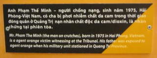 Pham The
                              Minh am Internationalen Volkstribunal f�r
                              Agent-Orange-Opfer in Paris 2009, Text:
                              Herr Pham The Minh (der Mann am Stock),
                              geboren 1975 in Hai Phong, Vietnam, ist
                              ein Agent-Orange-Opfer und machte am
                              Tribunal seine Zeutenaussage. Sein Vater
                              war Agent Orange ausgesetzt, als dessen
                              Milit[areinheit in der Provinz Quang Tri
                              stationiert war.