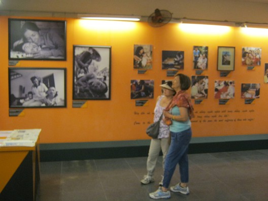 Fotowand mit Fotogalerie mit
                              Agent-Orange-Opfern in Vietnam 01