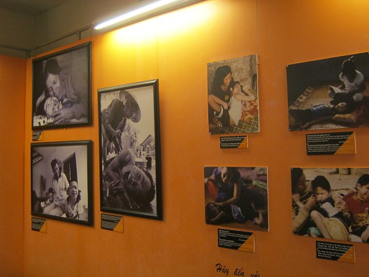 Fotowand mit Fotogalerie mit
                              Agent-Orange-Opfern in Vietnam 02