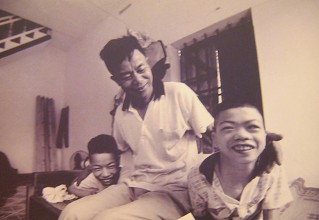 Zwei Agent-Orange-Opfer, Lai Van
                                Hung (20) und Lai Van Manh (19): Lai Van
                                Hung (20) und Lai Van Manh (19). Beide
                                leiden an denselben physischen
                                Behinderungen: Sie sind gel�hmt,
                                Hirnschaden, k�nnen nicht fliessend
                                sprechen, und m�ssen den Tag auf ihrem
                                Holzbett liegend in einer Hausecke in
                                ihrem Haus verbringen. Es sind die S�hne
                                von Lai Van Bien. W�hrend des Krieges
                                war er in der Hauptarmee in den Bergen
                                von Truong Son. Von seinen drei Kindern
                                hat eines das Haus verlassen und ist
                                verschwunden. Foto: Doan D�c Minh