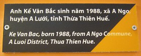 Agent-Orange-Opfer, Text: Ke Van Bac,
                              geboren 1988, aus der Gemeinde A Ngo,
                              Distrikt A Luoi, Thua Thien Hue.