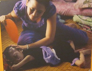 Agent-Orange-Opfer Vo Thi Co Le:
                                Die Gef�hle einer Mutter Vo Thi Co Le
                                spielt mit ihrer Hand F�cher, um der
                                Tochter mit Dioxin-Chemieschaden etwas
                                Erleichterung zu verschaffen, wenn
                                gerade wieder mal der Strom abgestellt
                                ist. Bezirk Binh Khanh, Distrikt Can
                                Gio, Saigon (Ho Chi Minh City).