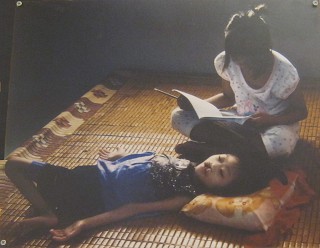 Agent-Orange-Opfer Nguyen Thi Thanh
                              Mai: Lernen und der Schwester etwas Gl�ck
                              bringen Nguyen Thi Thanh Mai (geboren
                              2002) ist seit der Geburt an gel�hmt, und
                              hat eine grosse Mundspalte. Sie wird von
                              ihren Eltern und der j�ngeren Schwester
                              gepflegt. Bezirk Binh Khanh, Distrikt Can
                              Gio, Ho Chi Minh City. Foto: Ngoc Bao