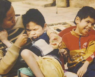 Agent-Orange-Opfer, das Kind von Phan
                              Thi Xuan: Frau Phan Thi Xuan mit ihrem
                              Kind, Gemeinde Xuan Long, Distrikt Huong
                              Son, Provinz Ha Tinh