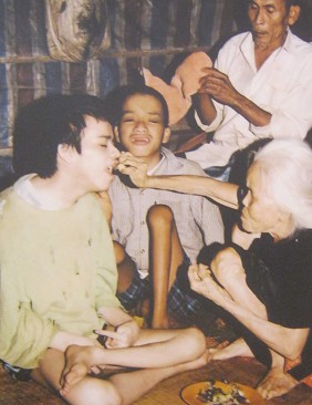 Agent-Orange-Opfer, das
                              Kind von Mutter Nguyen Van Loc: Frau
                              Nguyen Van Loc mit ihrem Kind, Gemeinde
                              Cam Nghia, Distrikt Cam Lo, Provinz Quang
                              Tri [verkr�ppelte Arme und H�nde, Hirn
                              scheint verst�mmelt]