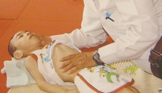 Jesus-Fantasie-Priester Phan Khac Tu
                              in einer Pflegeeinrichtung "Thien
                              Phuoc" mit einem Agent-Orange-Opfer