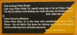 Agent-Orange-Opfer,
                              Text: Die Liebe f�r Thien Phuoc Priester
                              Phan Khac Tu ist der Mann, der drei
                              Pflegeeinrichtungen "Thien
                              Phuoc" eingerichtet hat - in Saigon
                              (Ho Chi Minh City), um behinderte Kinder
                              zu pflegen, die durch die Chemikalie
                              Dioxin einen Schaden erlitten haben