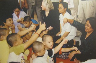 Agent-Orange-Opfer mit
                                  Frau Nguyen Thi Ngoc Phuong von der
                                  Vereinigung f�r Dioxin-Chemieopfer in
                                  Saigon (Ho Chi Minh City): Gl�ck
                                  gebracht Die Arbeiterk�nigin Frau
                                  Nguyen Thi Ngoc Phuong -
                                  Vizevorsitzender der Vereinigung f�r
                                  Dioxin-Chemieopfer in Saigon (Ho Chi
                                  Minh City) - bringt den Opfern Freude
                                  und Gl�ck