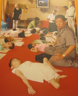 Agent-Orange-Opfer mit
                                    Generalmajor Tran Ngoc Tho