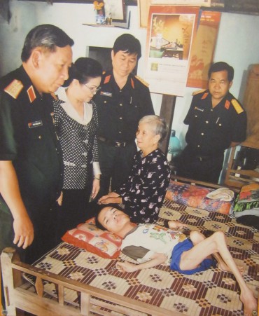 Agent-Orange-Opfer mit
                              Leutnantgeneral Phan Trung Kien: Ein
                              �ffentlicher Schmerz Alt-Leutnantgeneral
                              Phan Trung Kien, Mitglied des
                              Zentralkomitees der Vietnamesischen
                              Kommunistischen Partei und Untersekret�r
                              des Verteidigungsministeriums, besucht
                              zusammen mit seiner Ehefrau und anderen
                              Offizieren der Milit�rregion 7 Familien
                              mit Dioxin-Chemie-Opfern, die unter den
                              Langzeitfolgen leiden, und verteilt
                              Geschenke. Distrikt Cu Chi, Saigon (Ho Chi
                              Minh City)