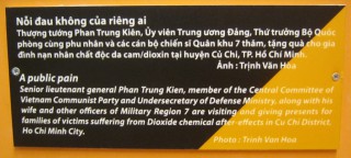 Agent-Orange-Opfer, Text:
                              Ein �ffentlicher Schmerz
                              Alt-Leutnantgeneral Phan Trung Kien,
                              Mitglied des Zentralkomitees der
                              Vietnamesischen Kommunistischen Partei und
                              Untersekret�r des
                              Verteidigungsministeriums, besucht
                              zusammen mit seiner Ehefrau und anderen
                              Offizieren der Milit�rregion 7 Familien
                              mit Dioxin-Chemie-Opfern, die unter den
                              Langzeitfolgen leiden, und verteilt
                              Geschenke. Distrikt Cu Chi, Saigon (Ho Chi
                              Minh City)