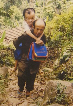 Agent-Orange-Opfer Pham Viet Tuong:
                              Pham Viet Tuong, geboren 1990, aus der
                              Gemeinde Tien Son, Distrikt Tien Phuoc,
                              Provinz Quang Nam. Tuong war w�hrend
                              vieler Jahre der beste Student, und im
                              Schachspiel in der Provinz Quang Nom hat
                              er Silber gewonnen.