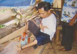 Agent-Orange-Opfer
                                        Le Hong Son, schreinert mit den
                                        F�ssen