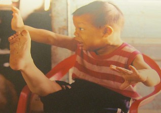 Agent-Orange-Opfer Tran
                                  Tan Binh: Gymnastik Tran Tan Binh
                                  (geboren 1992) versucht mit Gymnastik
                                  sein Bestes, trotz der Langzeitsch�den
                                  durch die Dioxid-Chemikalien, im
                                  Distrikt Can Gio, Saigon (Ho Chi Minh
                                  City)