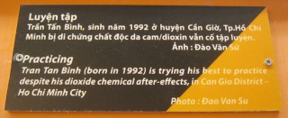 Agent-Orange-Opfer, Text: Gymnastik
                              Tran Tan Binh (geboren 1992) versucht mit
                              Gymnastik sein Bestes, trotz der
                              Langzeitsch�den durch die
                              Dioxid-Chemikalien, im Distrikt Can Gio,
                              Saigon (Ho Chi Minh City)