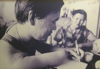 Agent-Orange-Opfer, Mutter Nguyen
                                  Thi Nguon mit Sohn: Le Dinh Thao 823)
                                  und seine Mutter Nguyen Thi Nguon
                                  arbeiteten im Krieg als
                                  Krankenschwester auf Schlachtfeldern
                                  von Ta Keo und Dong Thap. Nun arbeitet
                                  sie als Wanderverk�uferin, kauft und
                                  verkauft Flaschen, die sie in K�rben
                                  sammelt, die von ihrem Schulterstock
                                  herunterh�ngen. Diese Arbeit ist f�r
                                  sie notwendig, um ihren geistig
                                  behinderten Sohn zu versorgen, der
                                  durch Agent Orange verseucht wurde.
                                  Die geistige Behinderung ist derart
                                  schlimm, dass er den ganzen Tag �ber
                                  nichts mehr kann als unzusammenh�ngend
                                  herumzuschreien.