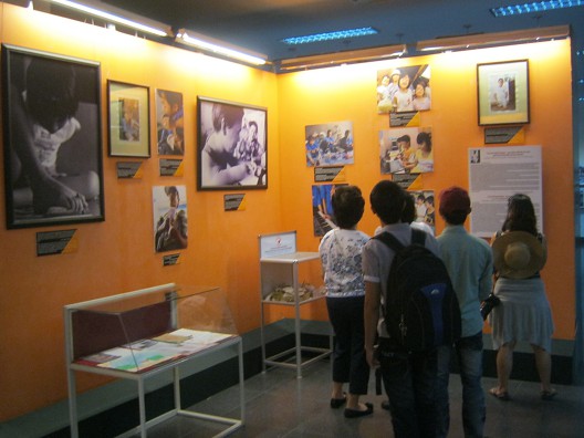 Fotoecke mit der Fotogalerie von
                              Agent-Orange-Opfern in Vietnam