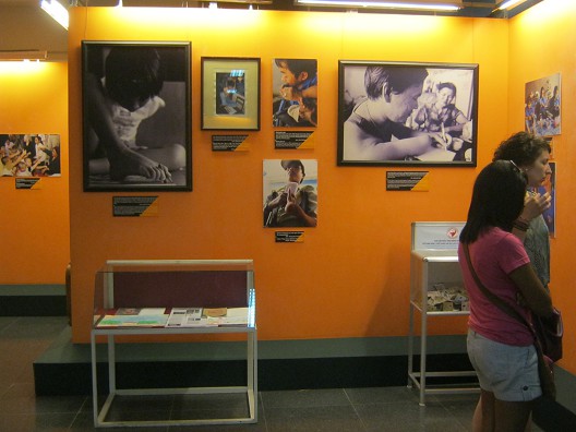 Fotowand mit Fotogalerie von
                              Agent-Orange-Opfern in Vietnam