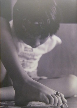 Agent-Orange-Opfer
                                              Thuy Linh, Fussmalerin:
                                              Dies ist das strahlende
                                              Gesicht von Thuy Linh,
                                              deren Wunderbeine ihr das
                                              �berleben sichern, denn
                                              sie wurde ohne Arme
                                              geboren. Ihre Bestimmung
                                              ist ein weiteres Wunder,
                                              das sie bef�higte, eine
                                              begabte Malerin zu werden
                                              und eine erf�llte Zukunft
                                              zu haben, mit Hoffnung und
                                              Verheissung. Der
                                              Grossvater von Linh war
                                              ein Helikoptermechaniker,
                                              der von 1962 bis 1970 mit
                                              Agent Orange gearbeitet
                                              hat. Er starb 1972 an
                                              Leuk�mie. Nun wird Linh im
                                              Tu-Du-Spital im Dorf Hoa
                                              Binh gepflegt. Foto: Do�n
                                              D�c Minh