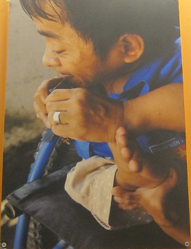 Agent-Orange-Opfer Le Van Binh
                                  Queo: Nie aufgeben Le Van Binh Queo
                                  (geboren 1983) ist behindert und kann
                                  nicht laufen, aber er ist sehr
                                  bestrebt, jeden Tag am Zentrum
                                  "An Phuc" eine Glasblume
                                  hinzubekommen, im Stadtbezirk Hung Hoa
                                  B, Distrikt Binh Tan, in Saigon (Ho
                                  Chi Minh City). Foto: Tran The Phong