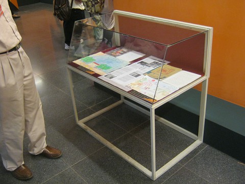 Vitrine
                                          mit Dokumenten zu Agent
                                          Orange