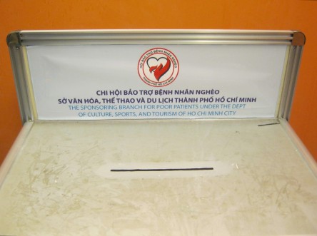 Vitrine f�r Spenden,
                                      die Adresse