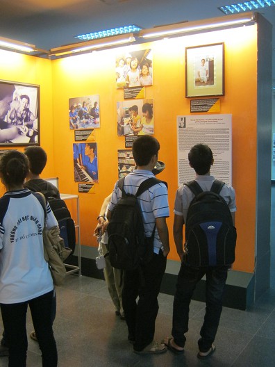 Fotoecke mit Fotogalerie von
                              Agent-Orange-Opfern in Vietnam