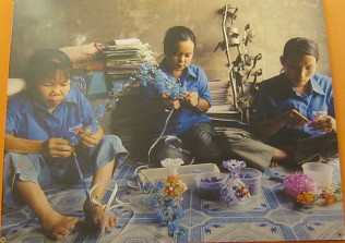 Drei Agent-Orange-Opfer machen
                                Kunsthandwerk: Dang Thi Ngan, Ha Thi
                                Hong Hiep, Bui Thi Nam Ky: Sie
                                fabrizieren ein Leben lang Kunsthandwerk
                                Dioxin-Chemie-Opfer am Zentrum "An
                                Phuc", Stadtteil Bin Hung Hoa B,
                                Distrikt Binh Tan, Saigon (Ho Chi Minh
                                City). Sie machen Blumen, um Farbe ins
                                Leben zu bringen und ihren
                                Lebensunterhalt zu verdienen. Von links
                                nach rechts: Dang Thi Ngan (geboren
                                1970), Ha Thi Hong Hiep (geboren 1975),
                                und Bui Thi Nam Ky (geboren 1983).
