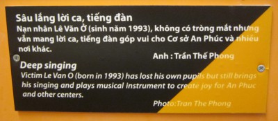 Agent-Orange-Opfer, der
                                      Pianist Le Van O ohne Augen, Text:
                                      Tiefer Gesang Das Opfer Le Van O
                                      (geboren 1993) verlor seine beiden
                                      Augen, singt aber weiter und
                                      spielt Musikinstrumente zur Freude
                                      des An-Phuc-Zentrums und auch in
                                      anderen Zentren.