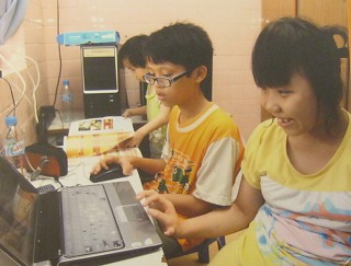 Agent-Orange-Opfer am Computer,
                              Pham Thi Thu Thuy und Dang Minh Ban: Sich
                              mit der Informationstechnologie vertraut
                              machen Pham Thi Thu Thuy (geboren 1997)
                              und Dang Minh Bang (geboren 1998) leiden
                              an Gliederdeformation. Sie wurden in Dorf
                              Hoa Binh II des Tu-Du-Spitals gepflegt, in
                              Saigon (Ho Chi Minh City). Foto: Tran Truc
                              Son