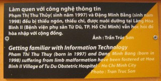 Agent-Orange-Opfer am Computer, Text:
                              Sich mit der Informationstechnologie
                              vertraut machen Pham Thi Thu Thuy (geboren
                              1997) und Dang Minh Bang (geboren 1998)
                              leiden an Gliederdeformation. Sie wurden
                              in Dorf Hoa Binh II des Tu-Du-Spitals
                              gepflegt, in Saigon (Ho Chi Minh City).
                              Foto: Tran Truc Son
