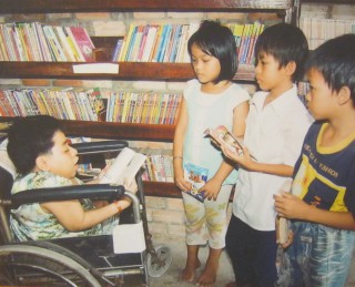 Agent-Orange-Opfer
                              Huynh Thanh Thao im Rollstuhl: Ein
                              behinderter "Lehrer" Huynh Thanh
                              Thao (geboren 1986) unterrichtet mehrere
                              Kinder in ihrer eigenen Bibliothek trotz
                              seiner Behinderung, dass er nicht laufen
                              kann - im Stadtbezirk Trung Lap Thuong,
                              Provinz Cu Chi, Saigon (Ho Chi Minh City)
                              Foto: Trinh Van Hoa