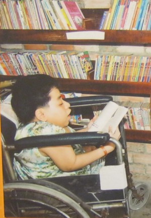 Agent-Orange-Opfer
                              Huynh Thanh Thao im Rollstuhl,
                              Nahaufnahme: Agent-Orange-Opfer Huynh
                              Thanh Thao im Rollstuhl: Ein behinderter
                              "Lehrer" Huynh Thanh Thao
                              (geboren 1986) unterrichtet mehrere Kinder
                              in ihrer eigenen Bibliothek trotz seiner
                              Behinderung, dass er nicht laufen kann -
                              im Stadtbezirk Trung Lap Thuong, Provinz
                              Cu Chi, Saigon (Ho Chi Minh City) Foto:
                              Trinh Van Hoa