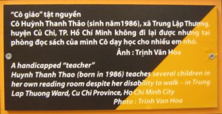 Agent-Orange-Opfer Huynh Thanh Thao
                              im Rollstuhl - Nahaufnahme - Text : Ein
                              behinderter "Lehrer" Huynh Thanh
                              Thao (geboren 1986) unterrichtet mehrere
                              Kinder in ihrer eigenen Bibliothek trotz
                              seiner Behinderung, dass er nicht laufen
                              kann - im Stadtbezirk Trung Lap Thuong,
                              Provinz Cu Chi, Saigon (Ho Chi Minh City)
                              Foto: Trinh Van Hoa
