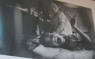 Agent-Orange-Opfer Tran Ngoc Tang:
                              Tran Ngoc Tang (8), hat einen offenen
                              R�cken (spina bifida), und wird von seiner
                              Mutter gepflegt, Nguyen Thi Hai (30). Sie
                              kommt aus Nordvietnam, aber der Vater Tran
                              Ngoc Lo (32), wurde als Kind in Cam Nghia
                              als Kind eingesprayt.