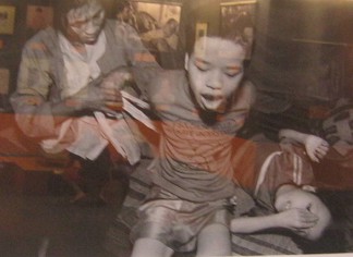 Agent-Orange-Opfer Le Thi Mit: Le
                                  Thi Mit h�lt sich an den H�nden seines
                                  �lteren Bruders, Nguyen Van Lanh (16),
                                  um ihn zu hindern, dass er sich selbst
                                  oder anderen Schaden zuf�gt. Sein
                                  j�ngerer Bruder, Nguyen Van Truong,
                                  hat einen Augenschaden, und gegen�ber
                                  Licht ist er deswegen sehr sensibel.