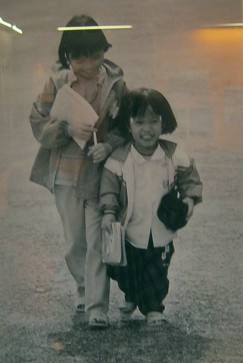 Agent-Orange-Opfer
                                Luu Thi Binh (geistig nicht schulf�hig)
                                und Vu Thi Loan (Kleinwuchs): Luu Thi
                                Binh (9), ist geistig leicht
                                zur�ckgeblieben. Sie geht nicht in die
                                Schule, sondern ist in der Klasse f�r
                                Kunststickerei. Ihre Freundin, Vu Thi
                                Loan (14), leidet an Kleinwuchs. Sie
                                wurde im Dorf Yen Noi geboren, Provinz
                                Ha Tay. Sie hat eine leuchtende
                                Ausstrahlung und geht in die
                                Primarschule.