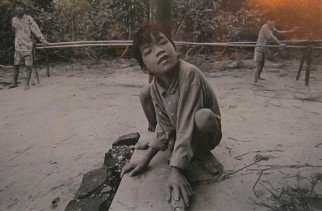 Agent-Orange-Opfer Tran Van Lam:
                                Tran Van Lam (10) ist geistig
                                zur�ckgeblieben und kann kaum laufen.
                                Seine �lteren Br�der, Tran Van Thuan
                                (20) und Tran Van Hoang (16) leiden
                                ebenfalls unter deformierten Beinen. Ihr
                                Vater hat ihnen einen Bambusweg, um ihre
                                Glieder zu st�rken.