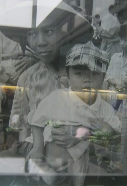 Agent-Orange-Opfer Le Thi
                                      Tram (6): Le Thi Tram ist 6 Jahre
                                      alt. Er wurde mit einem
                                      vergr�sserten Hoden geboren, der
                                      je nach Wetter anschwillt.
                                      Leuk�mie kann daf�r die Ursache
                                      sein, aber die Krankenschwester
                                      meinte, dass dieser Fall eher was
                                      mit einem Krebstumor zu tun hat.