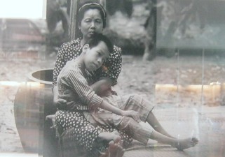 Agent-Orange-Opfer Toan
                              Van Doan: Toan Van Doan (14) mit seiner
                              Mutter, die im Weiler Phu Hoa lebt,
                              Provinz Ben Tre. Doan leidet an einer
                              Nervenkrankheit - er kann sitzen aber kann
                              nicht laufen oder sprechen. Er kann einige
                              einfache S�tze verstehen und auf Kl�nge
                              antworten. Vietnam 1994